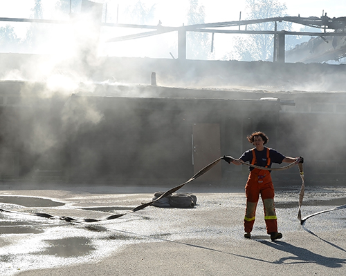 En brandman eftersläcker en brand 